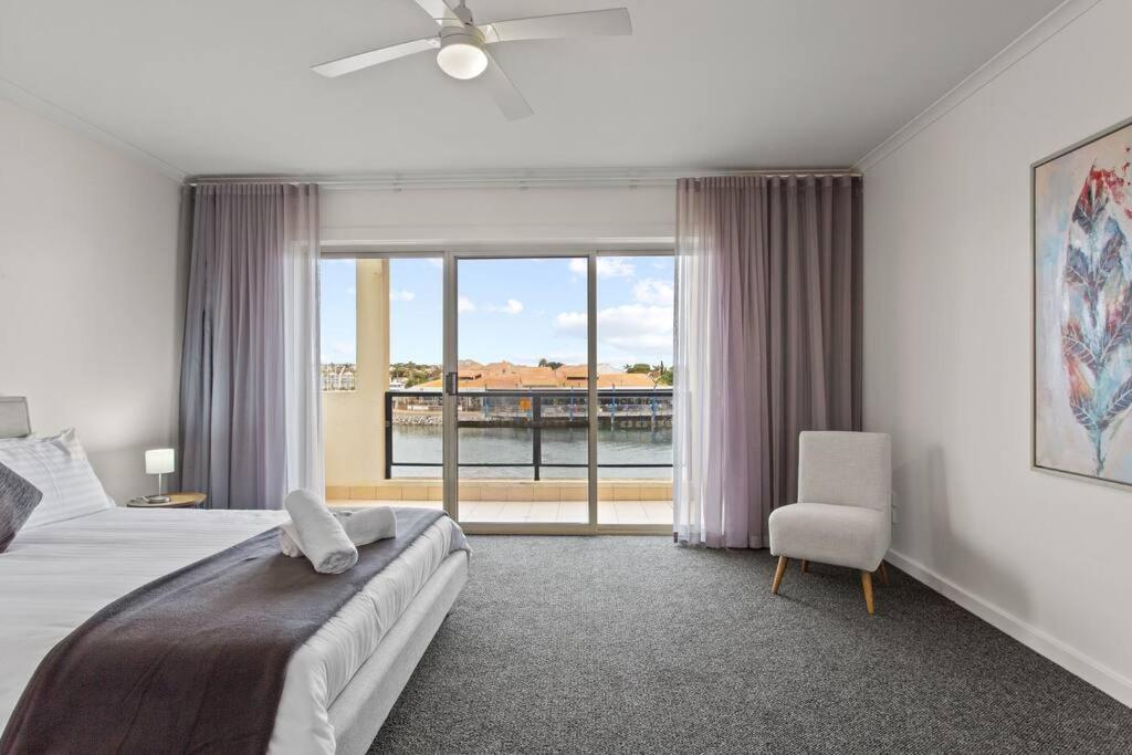 Waterfront Townhouse - Picturesque Marina Views Appartement Port Lincoln Buitenkant foto
