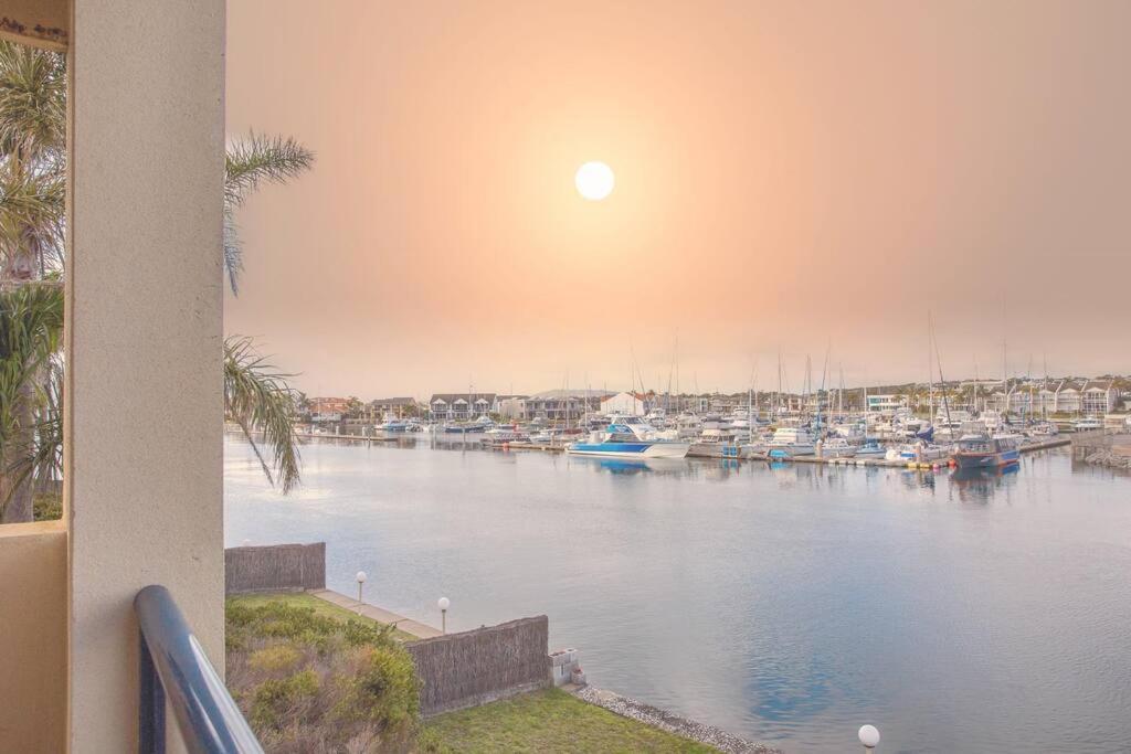 Waterfront Townhouse - Picturesque Marina Views Appartement Port Lincoln Buitenkant foto