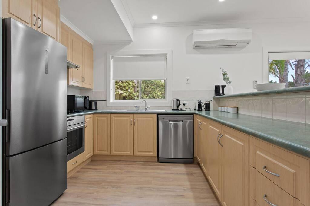 Waterfront Townhouse - Picturesque Marina Views Appartement Port Lincoln Buitenkant foto